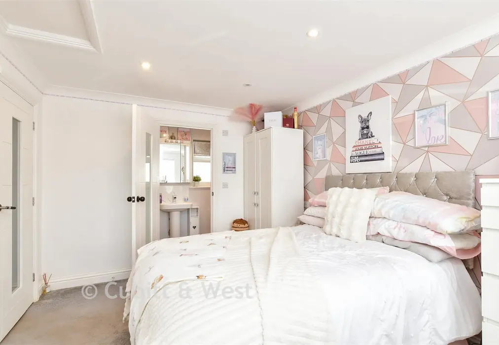 Bedroom 1 - West Front Road, Bognor Regis, West Sussex - Wards of Kent