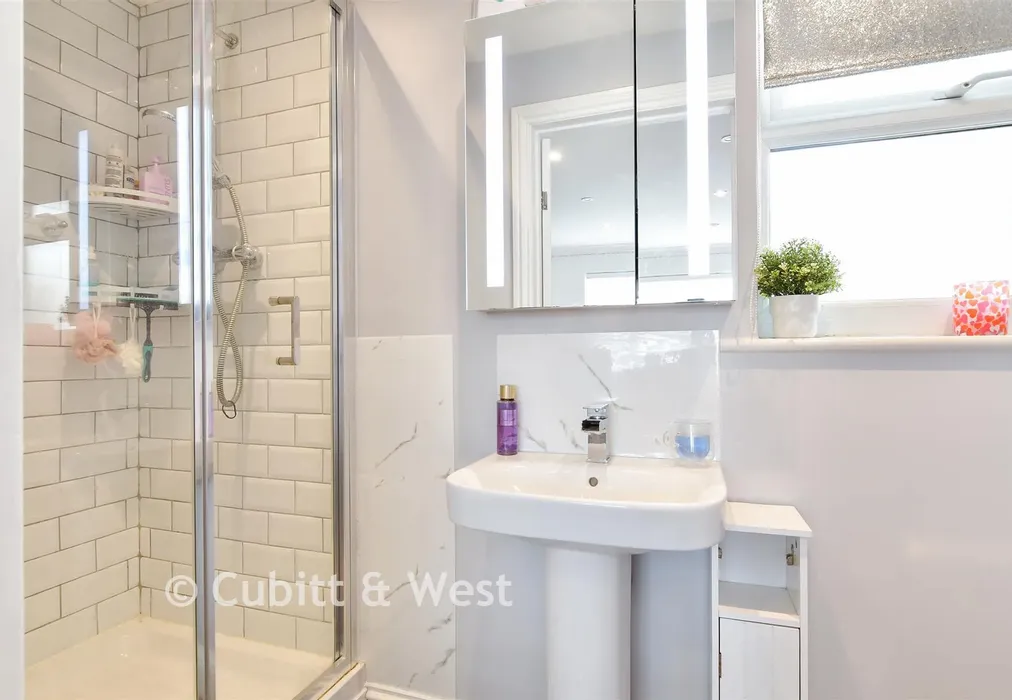 En-Suite Shower Room - West Front Road, Bognor Regis, West Sussex - Wards of Kent