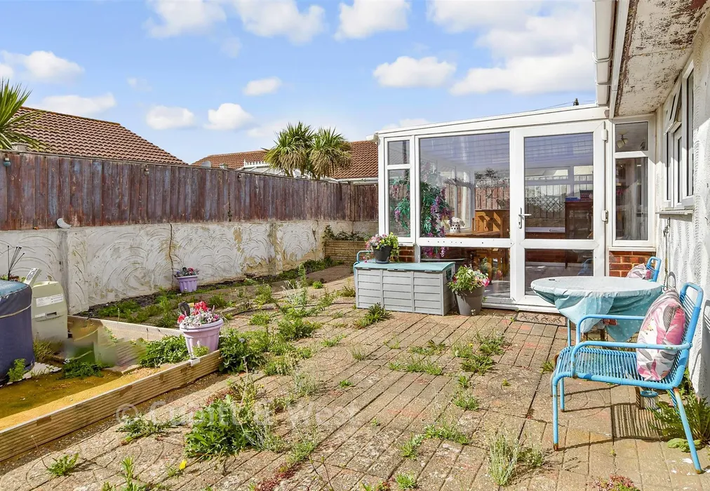 Side Garden - West Front Road, Bognor Regis, West Sussex - Wards of Kent