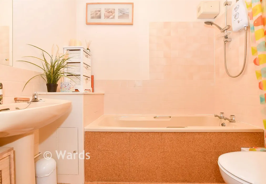 Bathroom - Queen Street, Deal, Kent - Wards of Kent