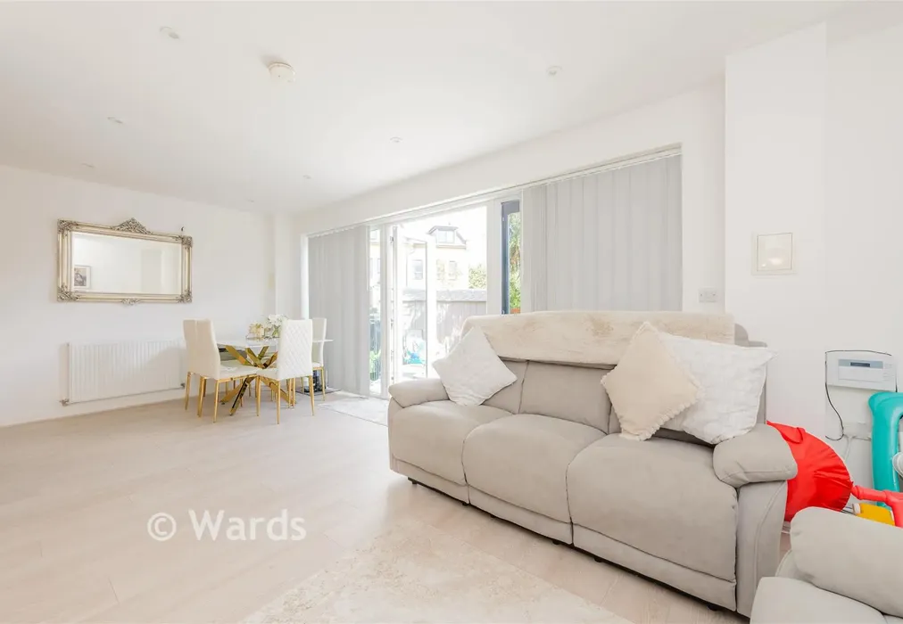 Lounge/Diner - Brambling Close, Greenthihe, Kent - Wards of Kent