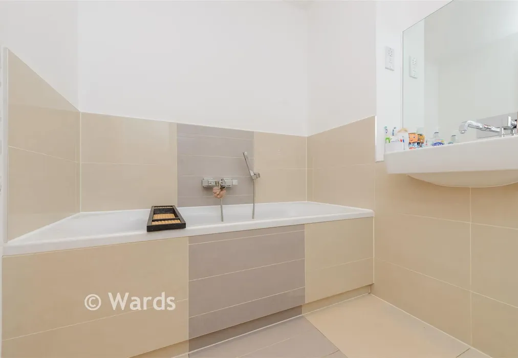 Bathroom - Creek Mill Way, Dartford, Kent - Wards of Kent