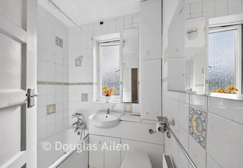 Bathroom - Brian Road, Romford, Essex - Wards of Kent