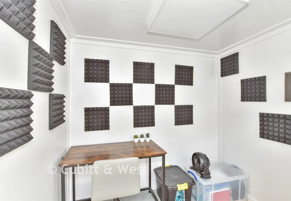 Workshop/Outbuildings - Woodleigh Road, Burgess Hill, West Sussex - Wards of Kent