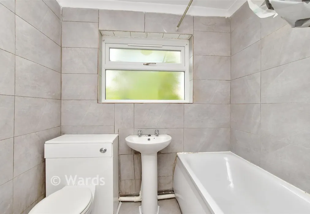 Bathroom - Gardiner Street, Gillingham, Kent - Wards of Kent