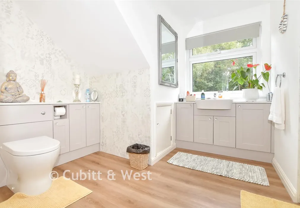 En-Suite Bathroom - Five Ash Down, Uckfield, East Sussex - Wards of Kent