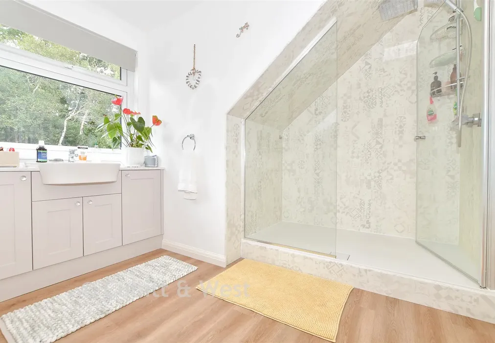 En-Suite Bathroom - Five Ash Down, Uckfield, East Sussex - Wards of Kent