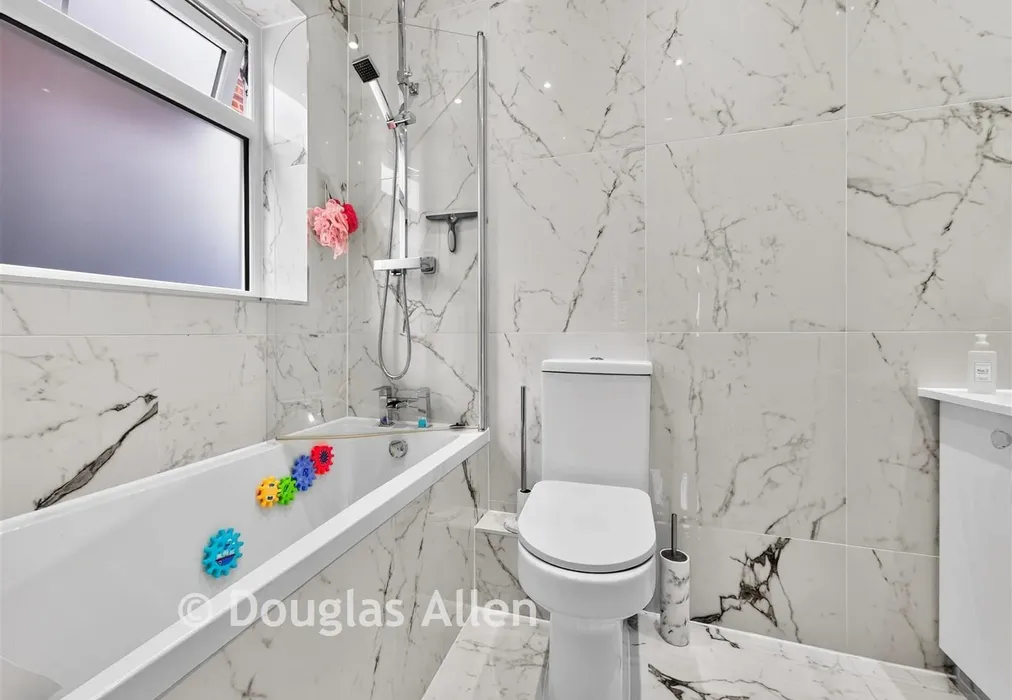 Bathroom - London Road, Wickford, Essex - Wards of Kent