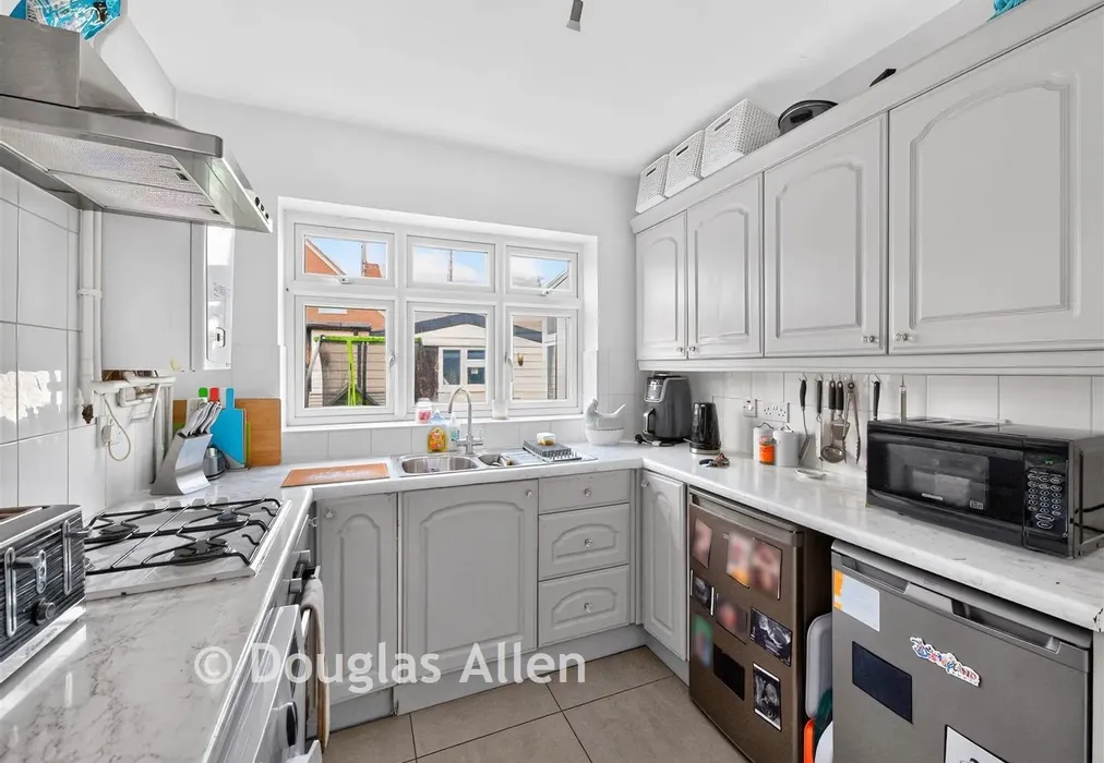 Kitchen - London Road, Wickford, Essex - Wards of Kent