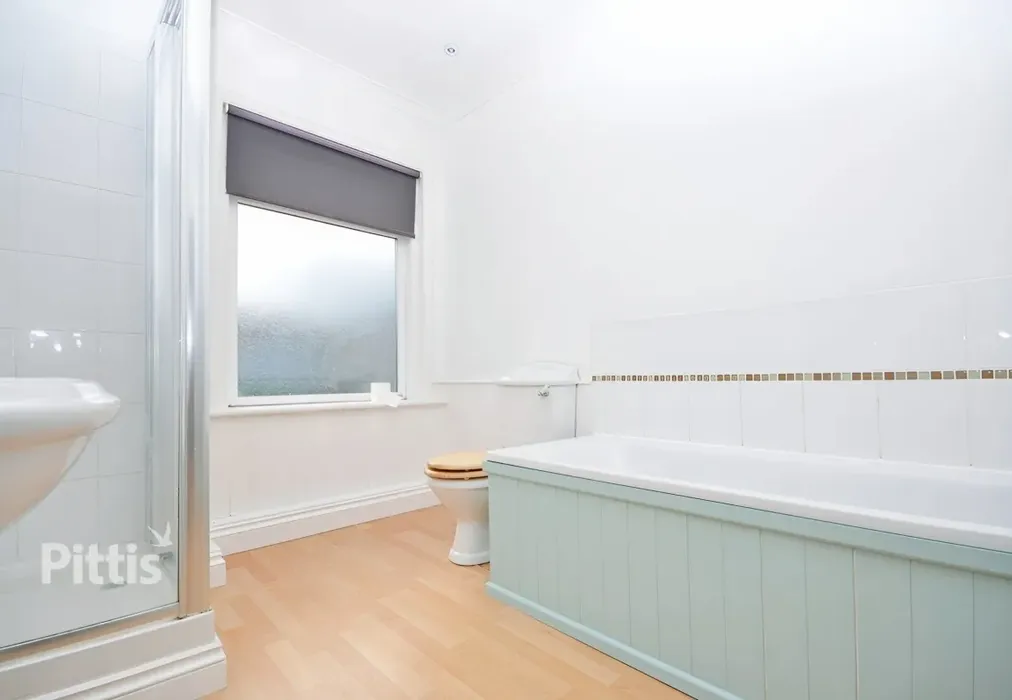  - Grange Road East Cowes PO32 - Wards of Kent
