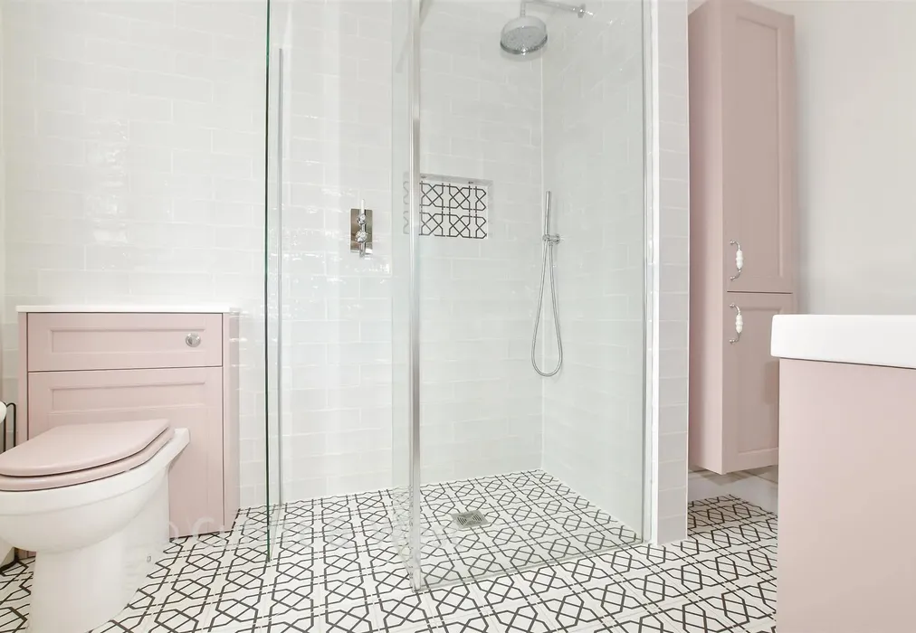 En-Suite Shower Room - Haywards Heath Road, Balcombe, Haywards Heath, West Sussex - Wards of Kent