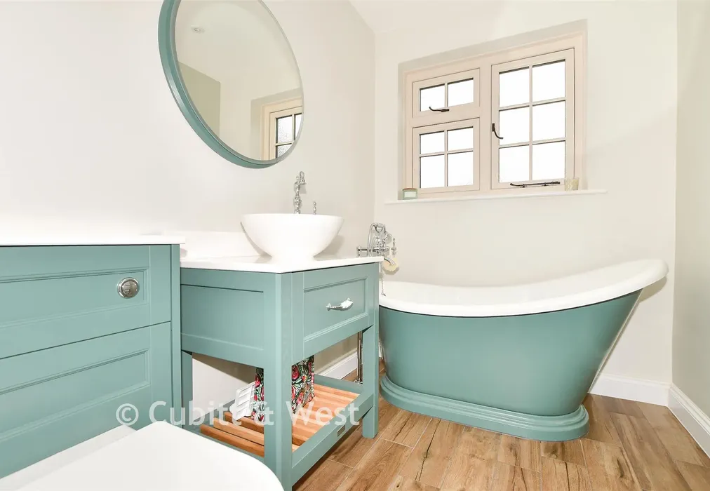 Bathroom - Haywards Heath Road, Balcombe, Haywards Heath, West Sussex - Wards of Kent