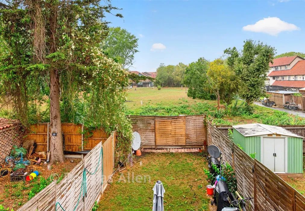 Rear Garden - Malyons, Basildon, Essex - Wards of Kent