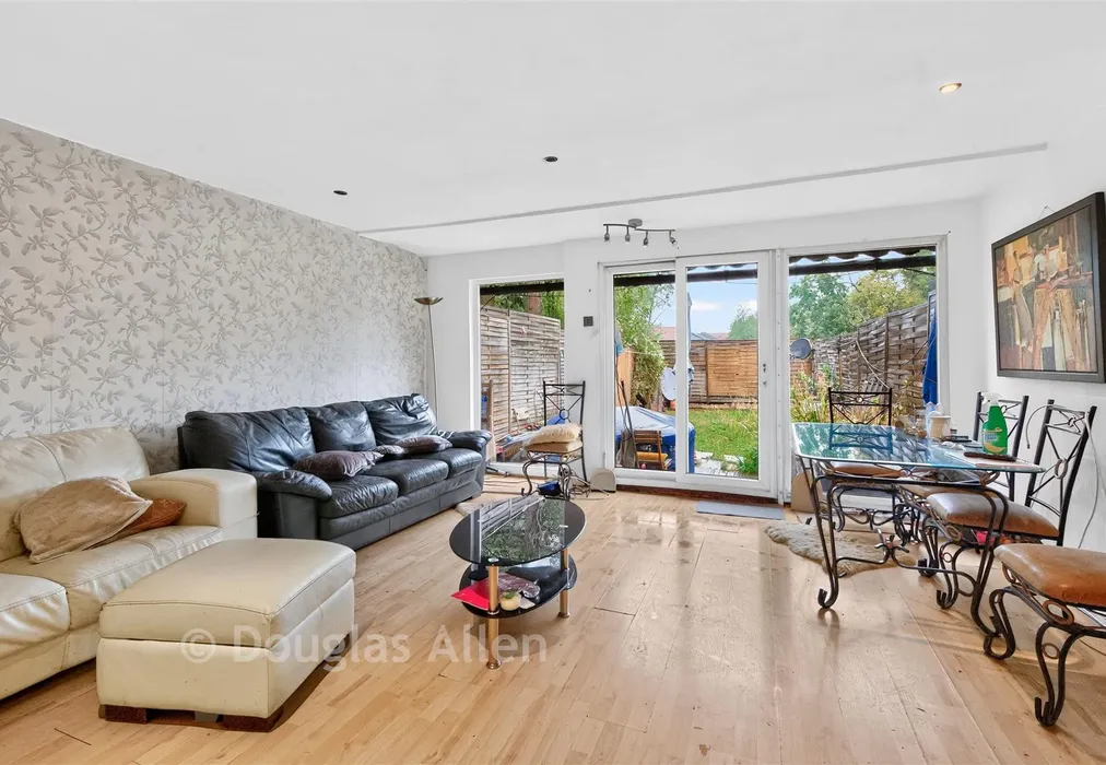 Lounge - Malyons, Basildon, Essex - Wards of Kent