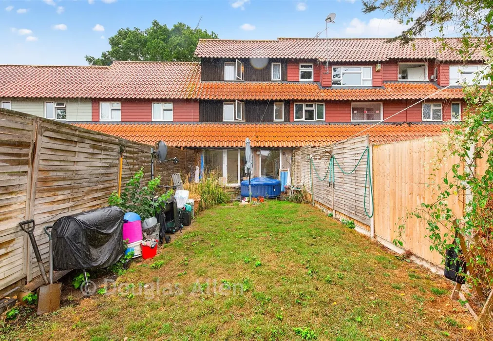 Rear Garden - Malyons, Basildon, Essex - Wards of Kent