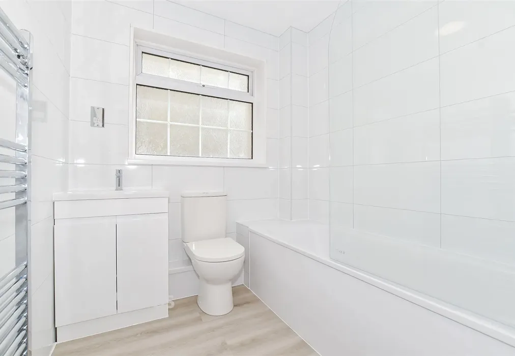 Bathroom - Tonbridge Road, Maidstone, Kent - Wards of Kent