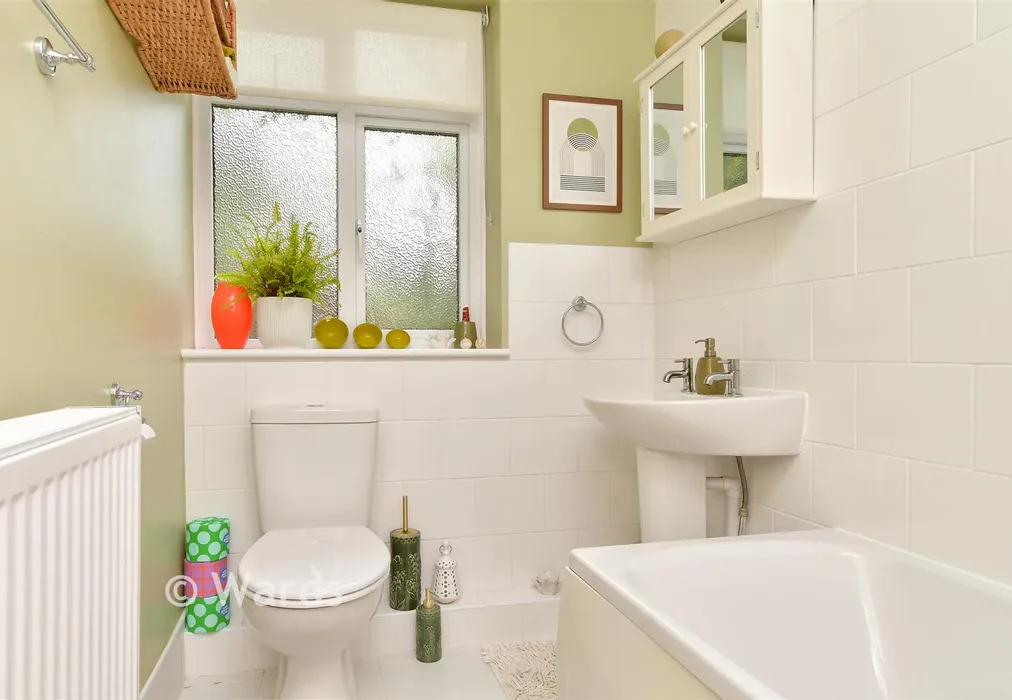 Bathroom - Tunbury Avenue, Walderslade, Chatham, Kent - Wards of Kent