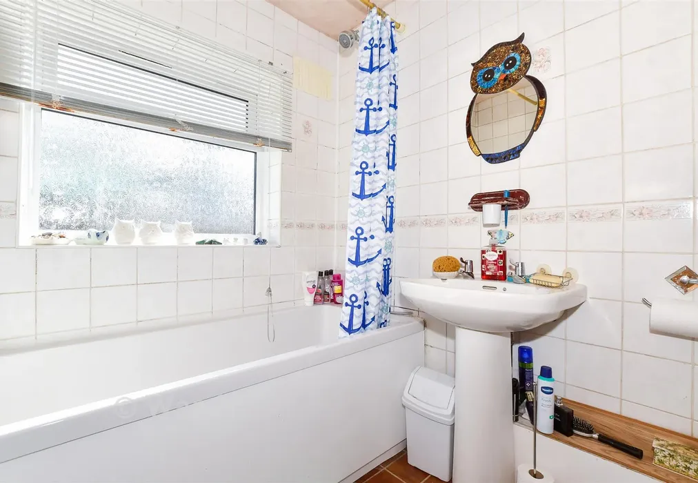 Bathroom - Calder Road, Maidstone, Kent - Wards of Kent