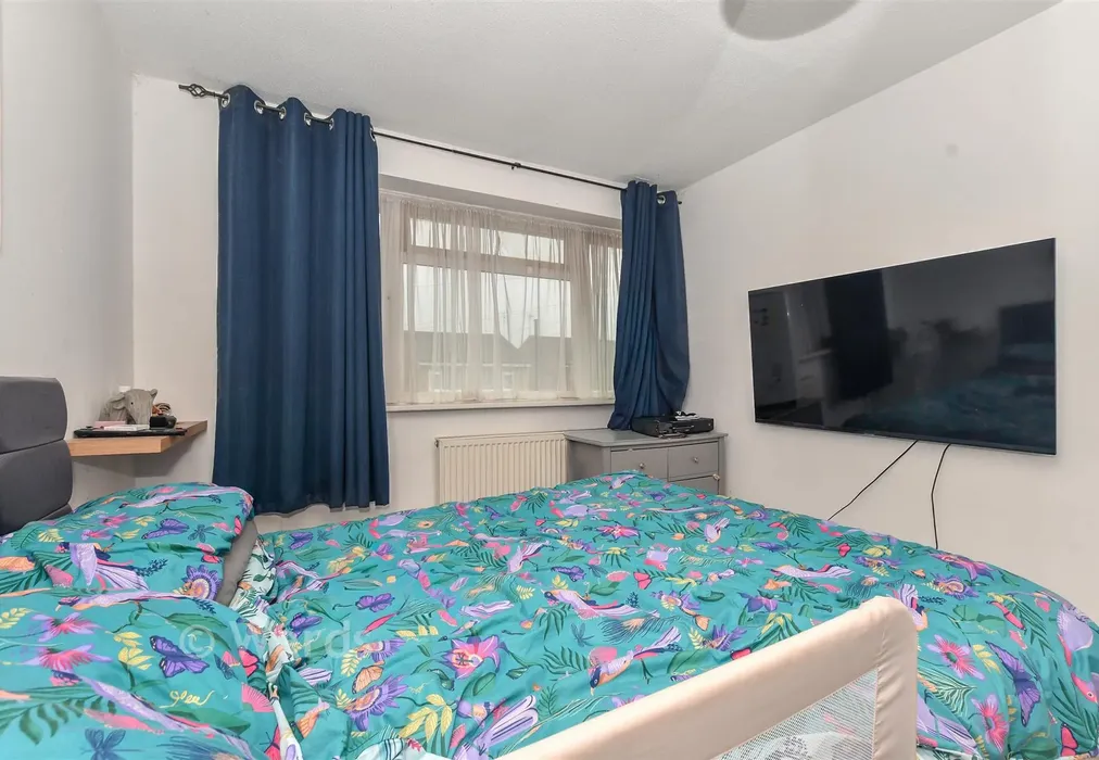 Bedroom 1 - Knaves Acre, Headcorn, Kent - Wards of Kent