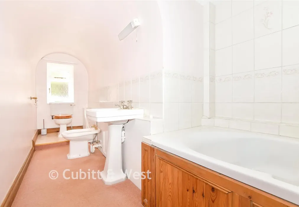En-Suite Bathroom - Hurstwood Road, High Hurstwood, Uckfield, East Sussex - Wards of Kent