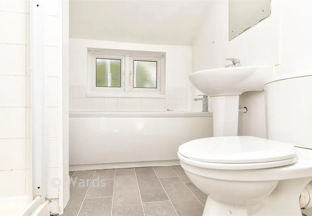 Bathroom - Dartford Road, Horton Kirby, Kent - Wards of Kent