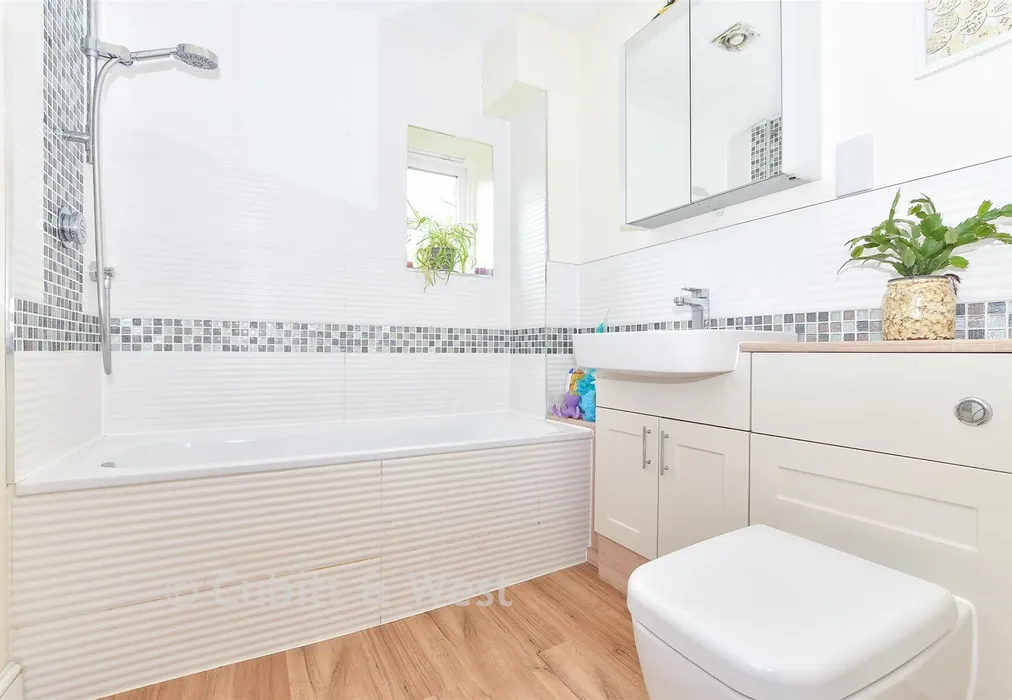 Bathroom - Station Road, Heathfield, East Sussex - Wards of Kent