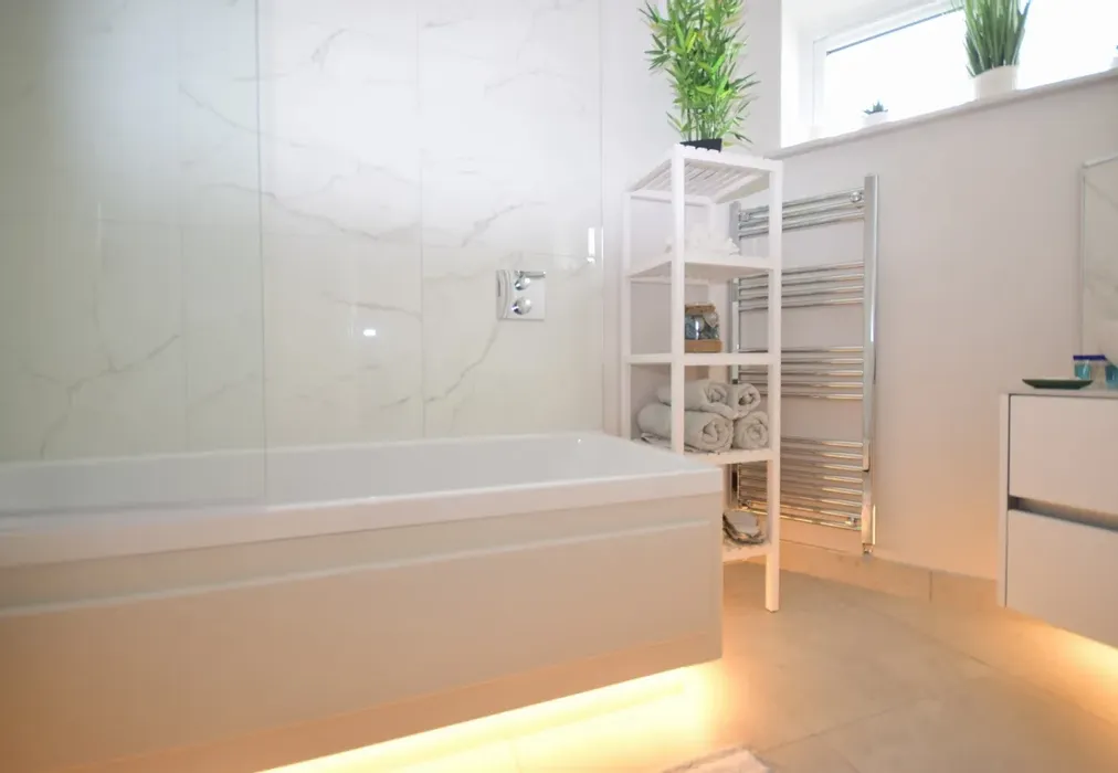 Royal bath en suite - The Esplanade Bognor Regis PO21 - Wards of Kent