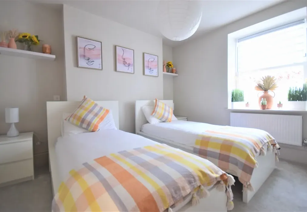 Royal bed 2 - The Esplanade Bognor Regis PO21 - Wards of Kent