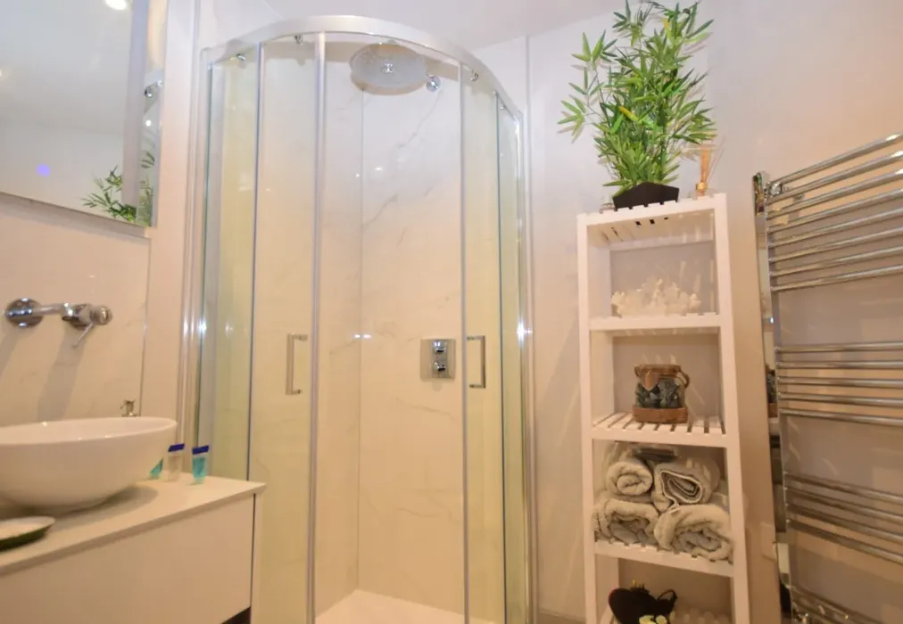 Royal shower room - The Esplanade Bognor Regis PO21 - Wards of Kent