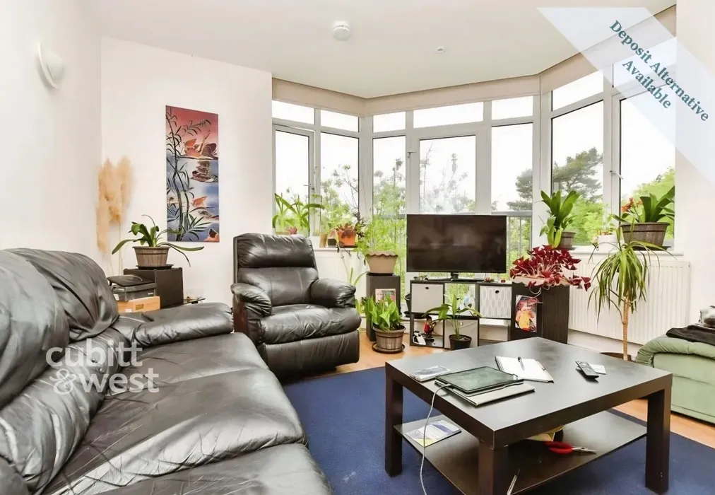 Lounge - Available Now! Wood Street, East Grinstead, RH19 - Wards of Kent