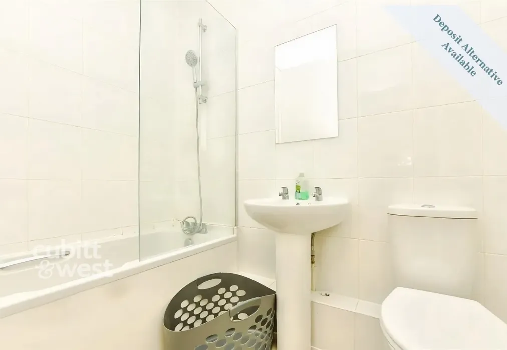 Bathroom - Available Now! Wood Street, East Grinstead, RH19 - Wards of Kent
