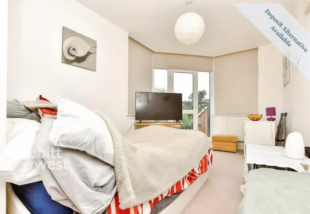Bedroom master - Available Now! Wood Street, East Grinstead, RH19 - Wards of Kent