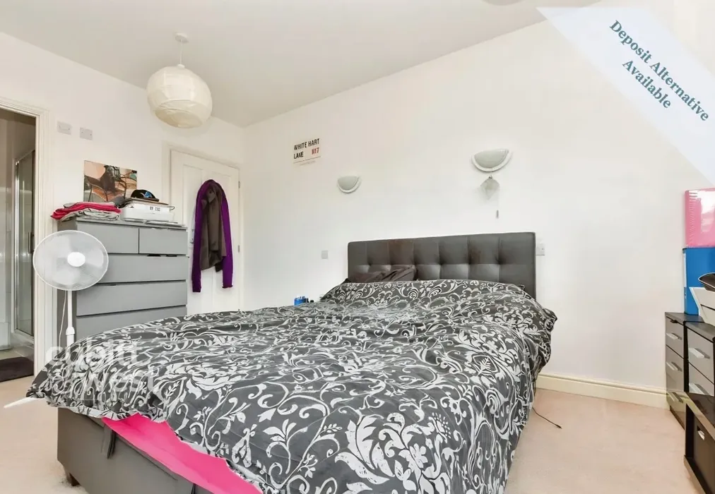 Master bedroom - Wood Street, East Grinstead, RH19 1UZ - Wards of Kent