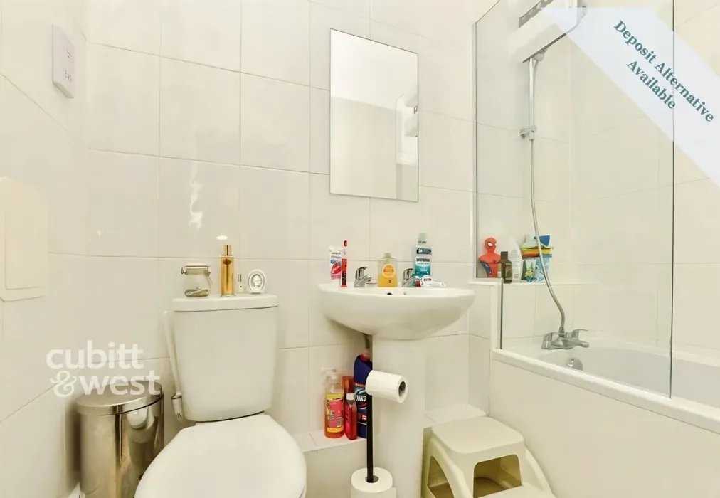 Bathroom - Wood Street, East Grinstead, RH19 1UZ - Wards of Kent