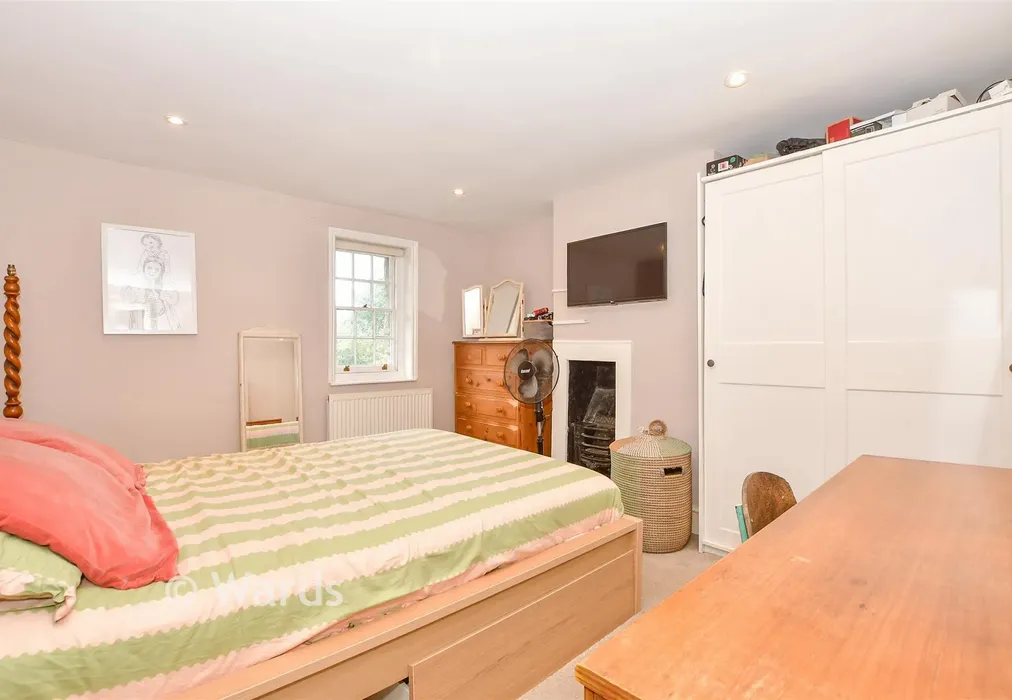 Bedroom 1 - The Quarries, Boughton Monchelsea, Maidstone, Kent - Wards of Kent