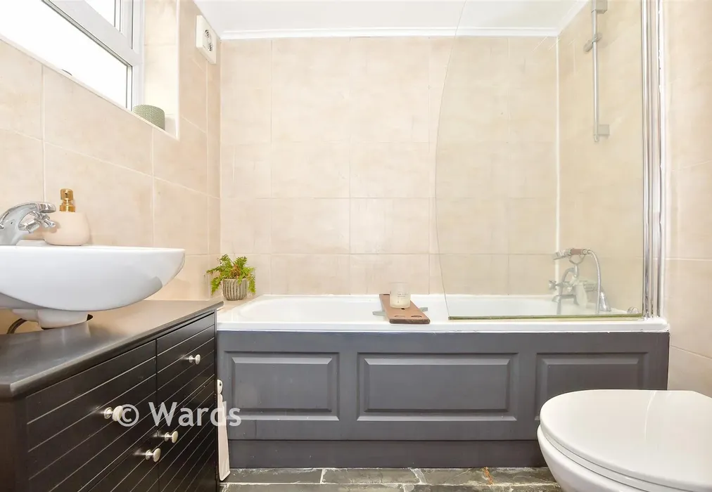 Bathroom - The Quarries, Boughton Monchelsea, Maidstone, Kent - Wards of Kent