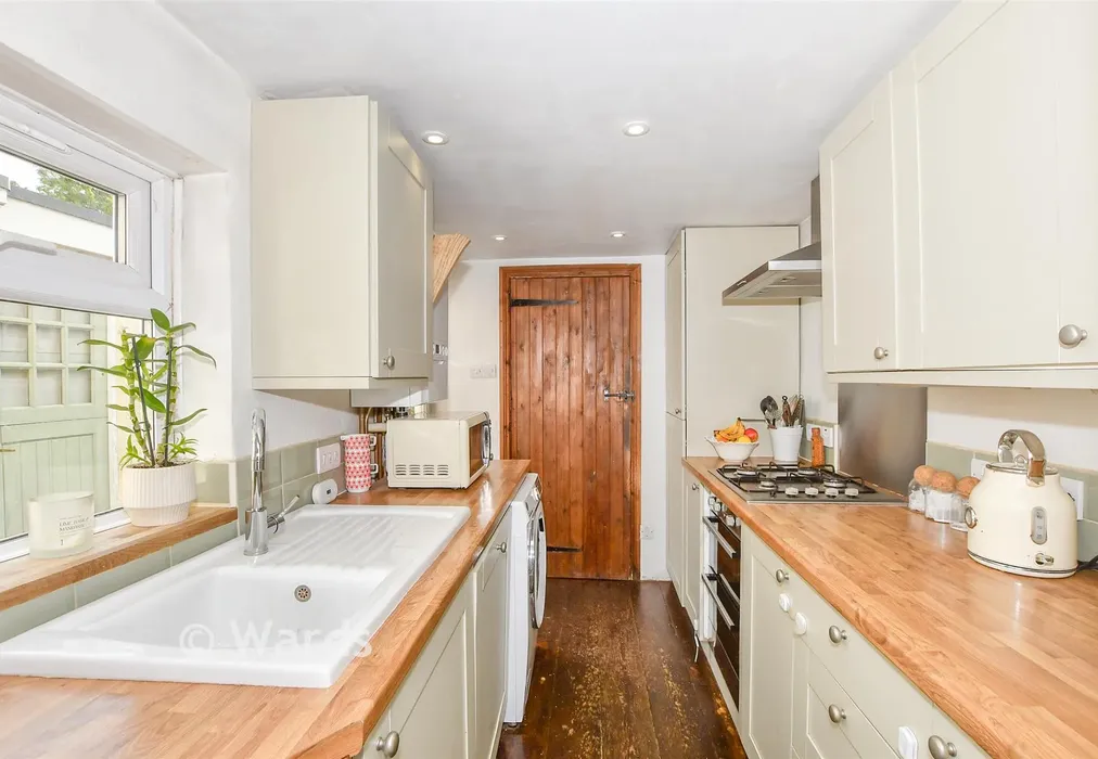 Kitchen - The Quarries, Boughton Monchelsea, Maidstone, Kent - Wards of Kent