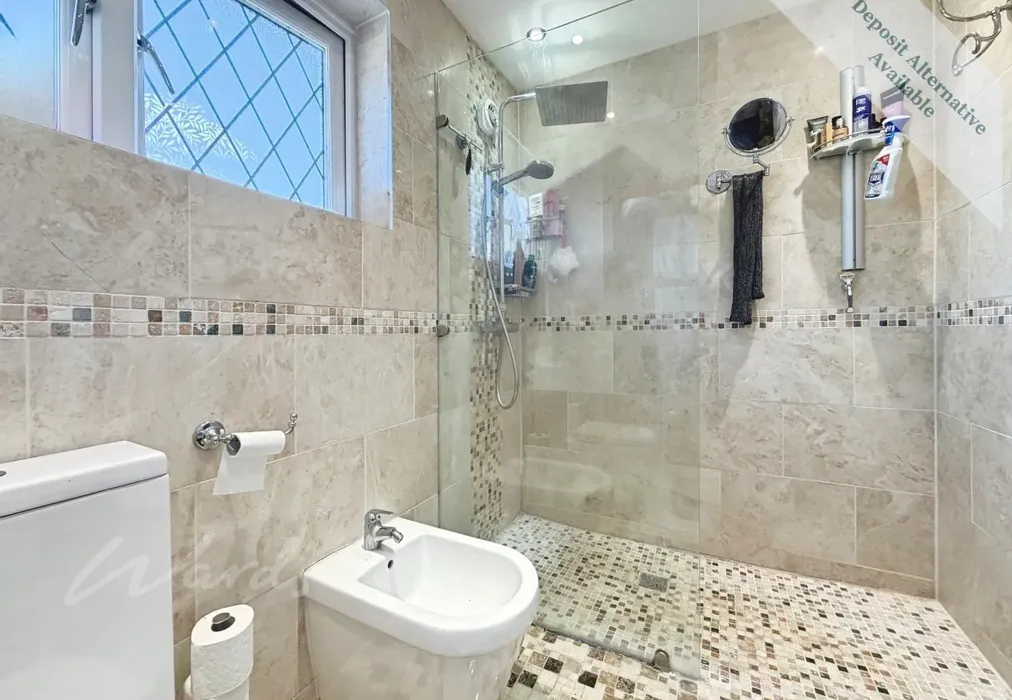 Shower Room. - Admers Wood Vigo DA13 - Wards of Kent