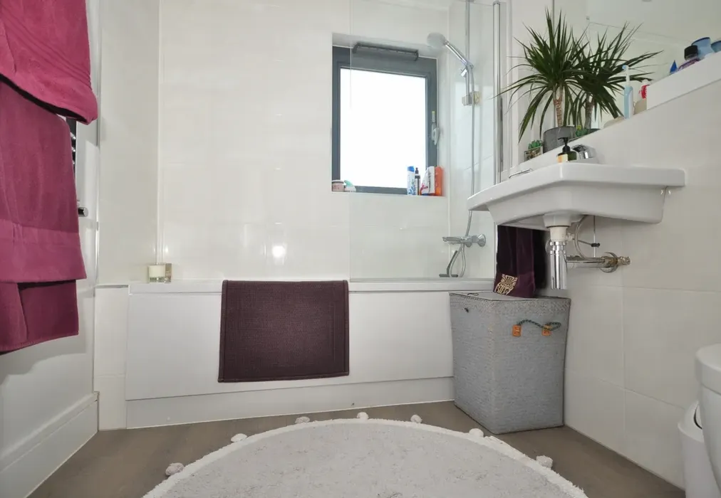 Bathroom - Horsham Gates One North Street RH13 - Wards of Kent