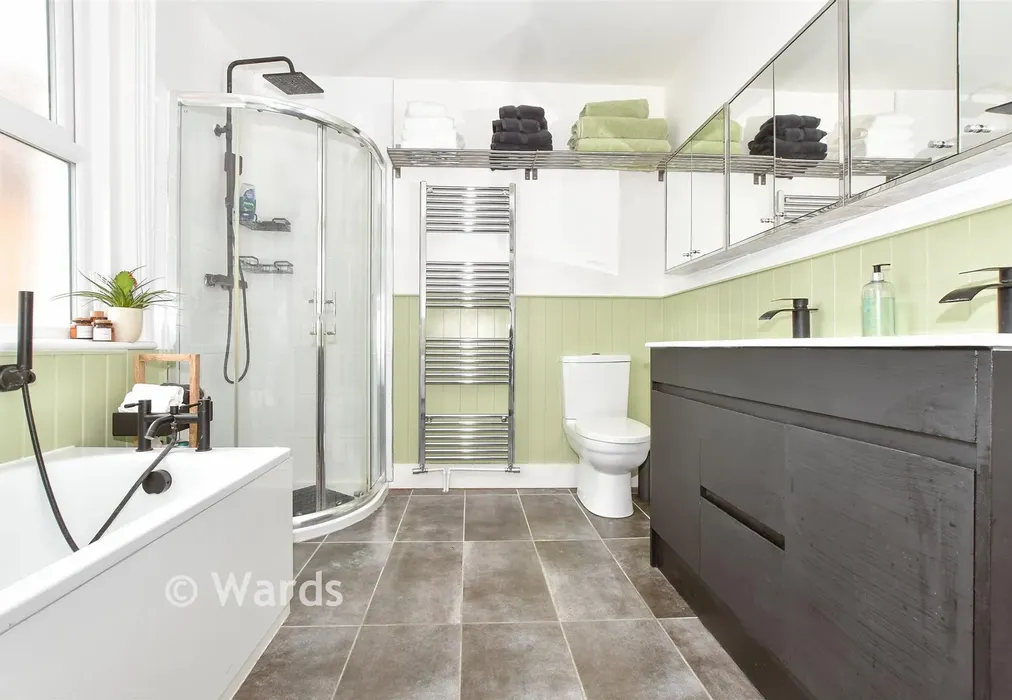 Bathroom - Radnor Park Road, Folkestone, Kent - Wards of Kent