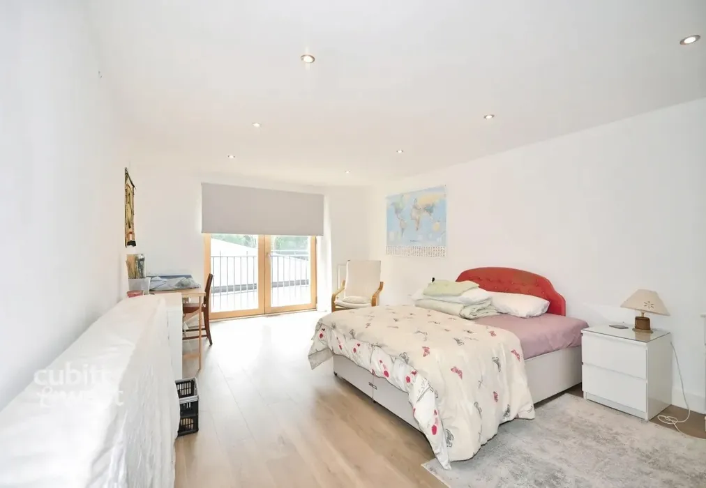 Bedroom - Wood Street, Station Road, RH19 - Wards of Kent