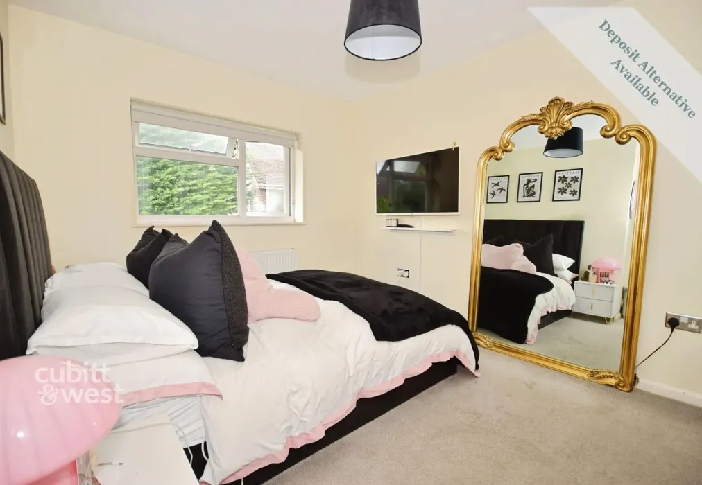 Bedroom - Brookhill Road, Copthorne, RH10 - Wards of Kent