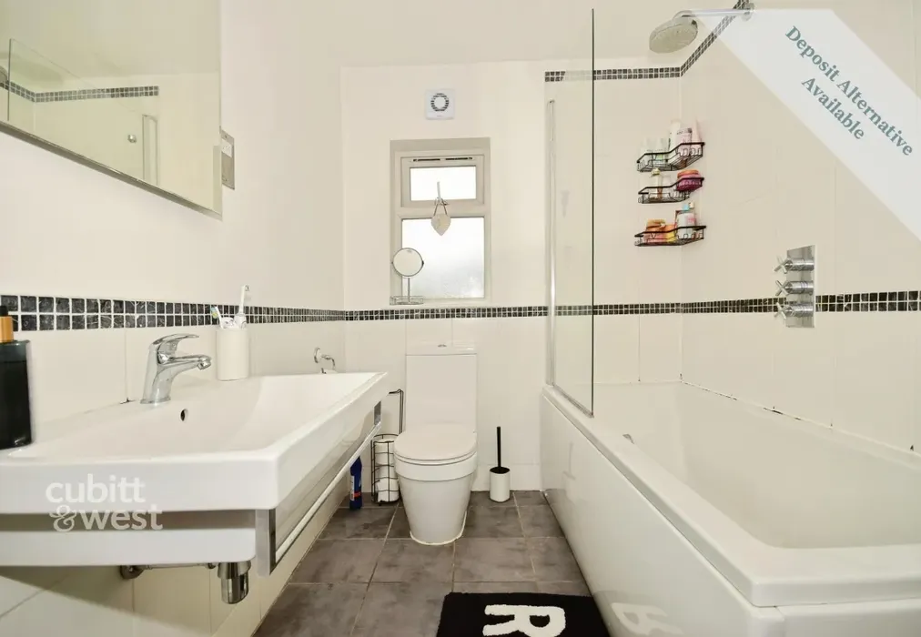 Bathroom - Brookhill Road, Copthorne, RH10 - Wards of Kent