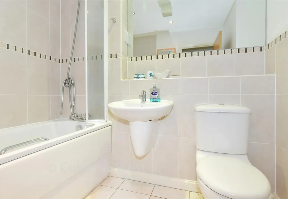 En-Suite Bathroom - London Road, East Grinstead, West Sussex - Wards of Kent