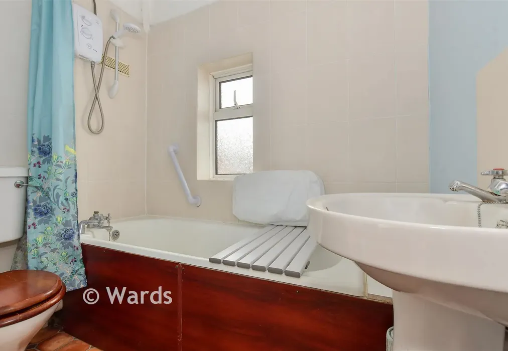 Bathroom - Redsull Avenue, Deal, Kent - Wards of Kent