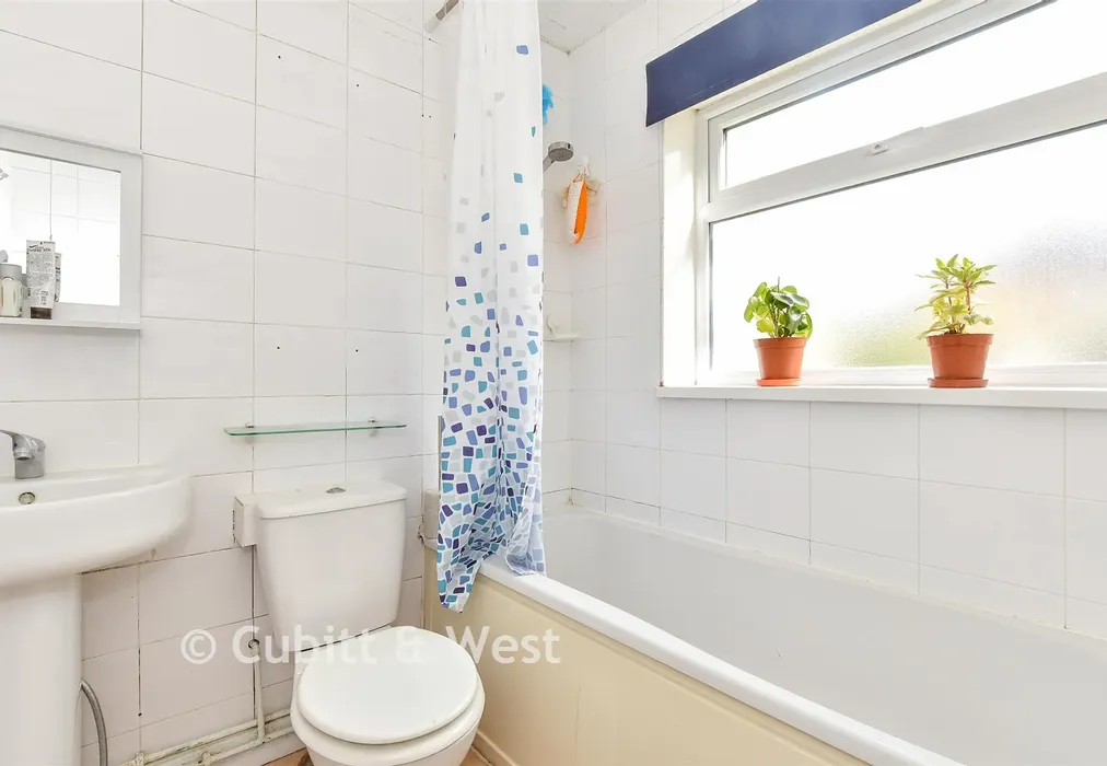 Bathroom - Cuthbert Road, Portsmouth, Hampshire - Wards of Kent
