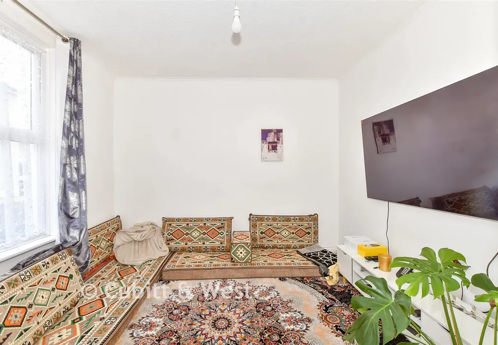 Lounge - Cuthbert Road, Portsmouth, Hampshire - Wards of Kent