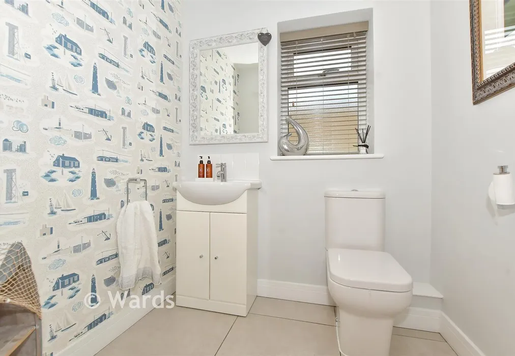 Bathroom - Adie Road, Greatstone, Kent - Wards of Kent