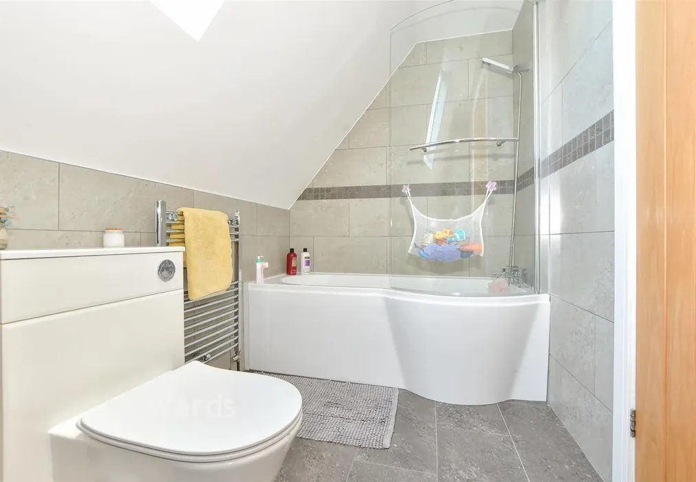 Bathroom - Adie Road, Greatstone, Kent - Wards of Kent