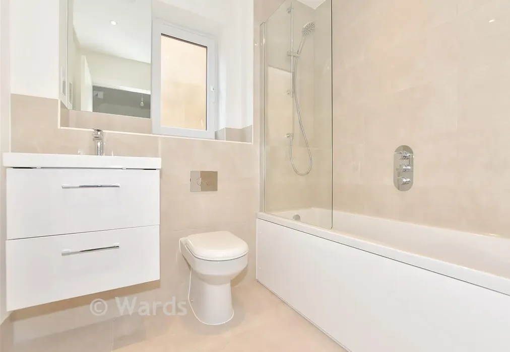 Bathroom - Sutherland Park, Boundary Road, Hythe, Kent - Wards of Kent